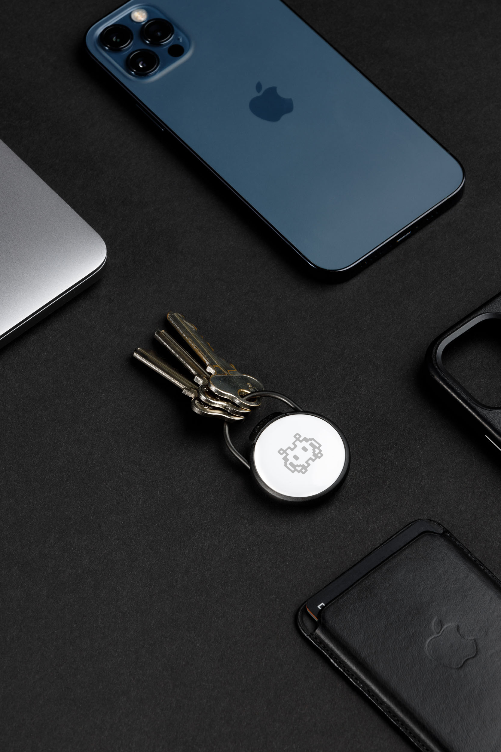 Orbitkey Slim Case for AirTag -pidike avainrenkaalla, musta