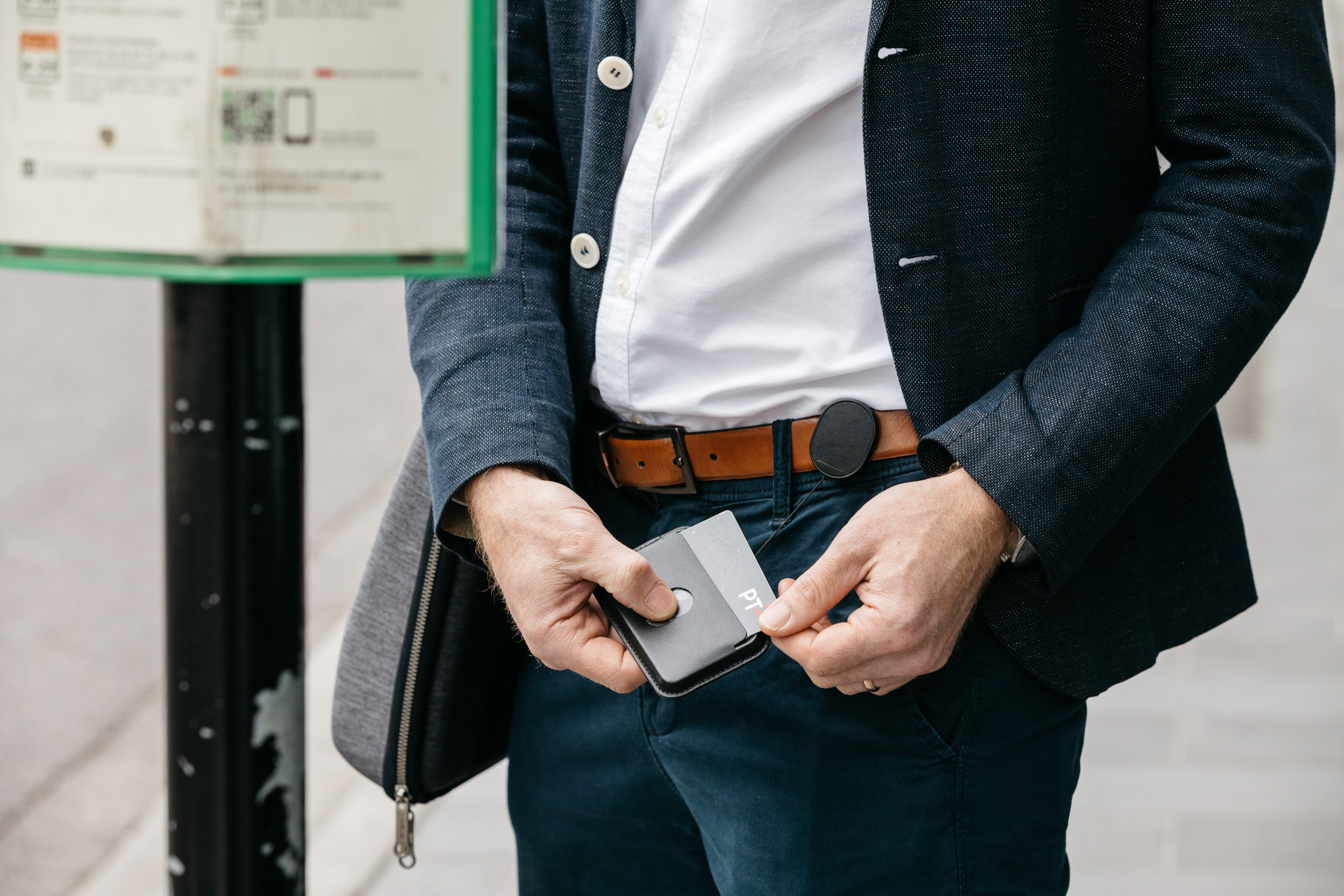 Orbitkey ID Card Holder Pro -henkilökorttikotelo kaulanauhalla, musta