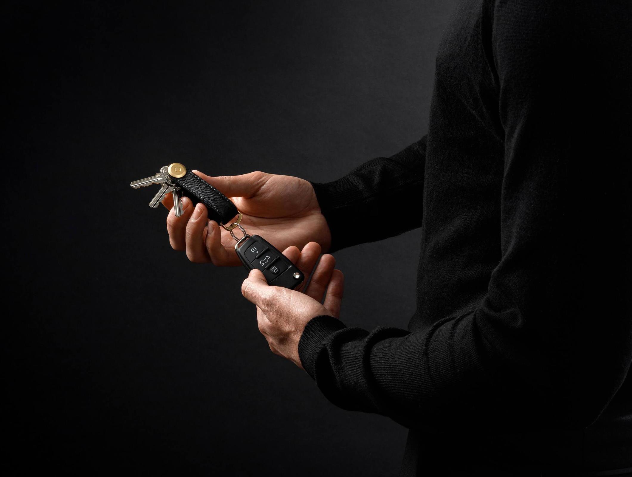 Orbitkey Saffiano Leather Key Organiser -avainlenkki, musta/kulta