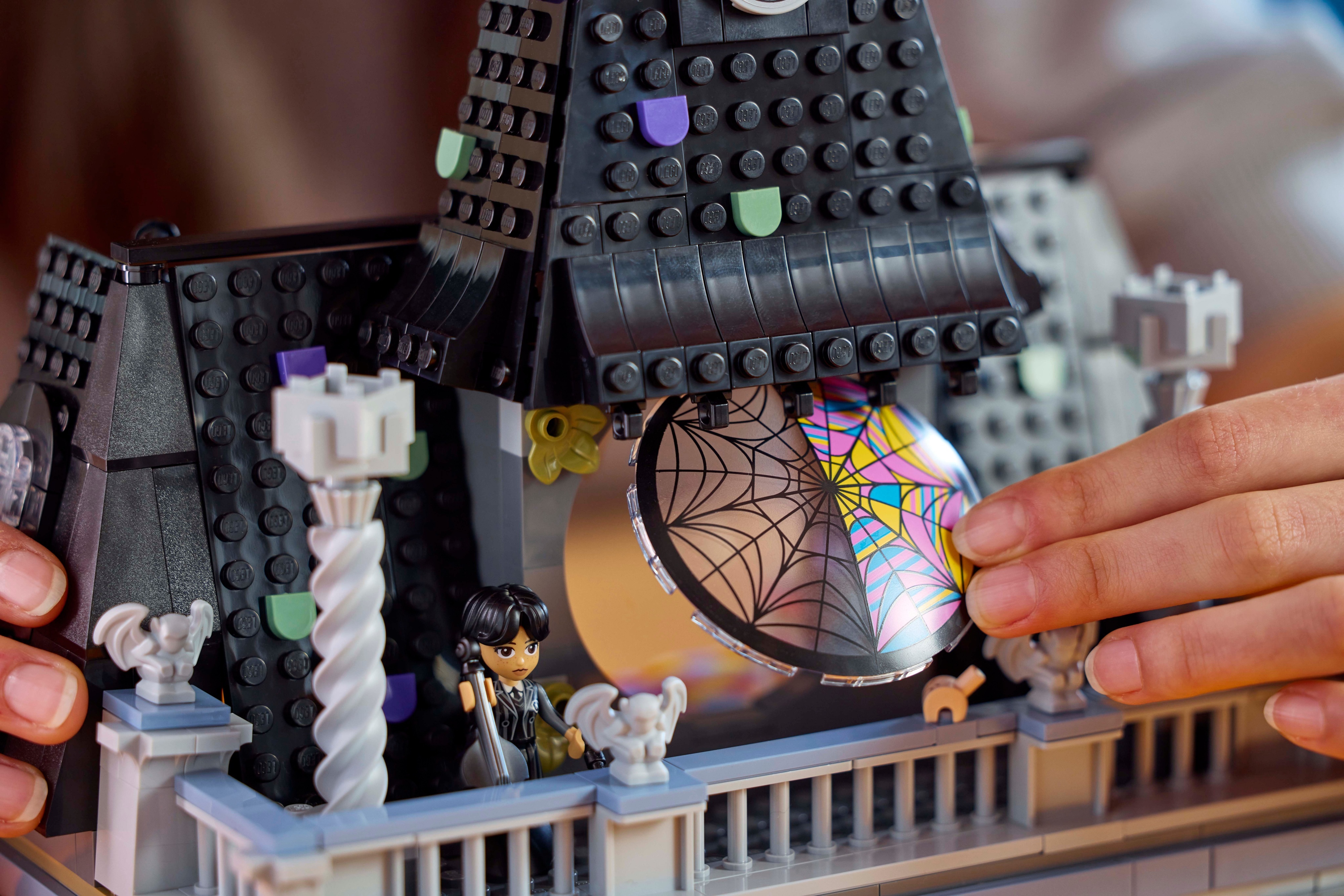 LEGO Wednesday 76781 – Wednesdayn ja Enidin asuntolahuone