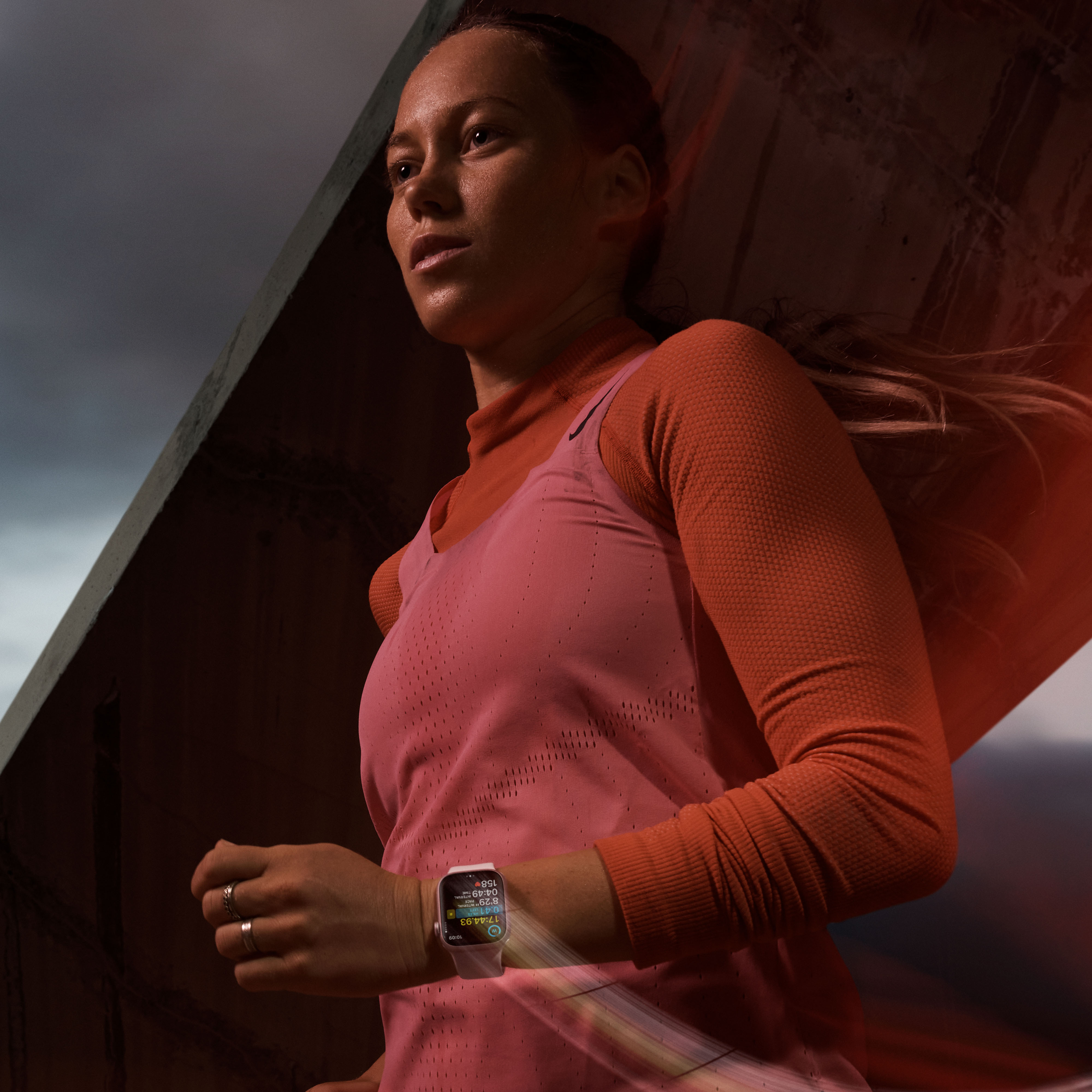 Apple Watch Series 9 (GPS + Cellular) 45 mm keskiyönsininen alumiinikuori ja keskiyönsininen urheiluranneke, S/M (MRMC3)
