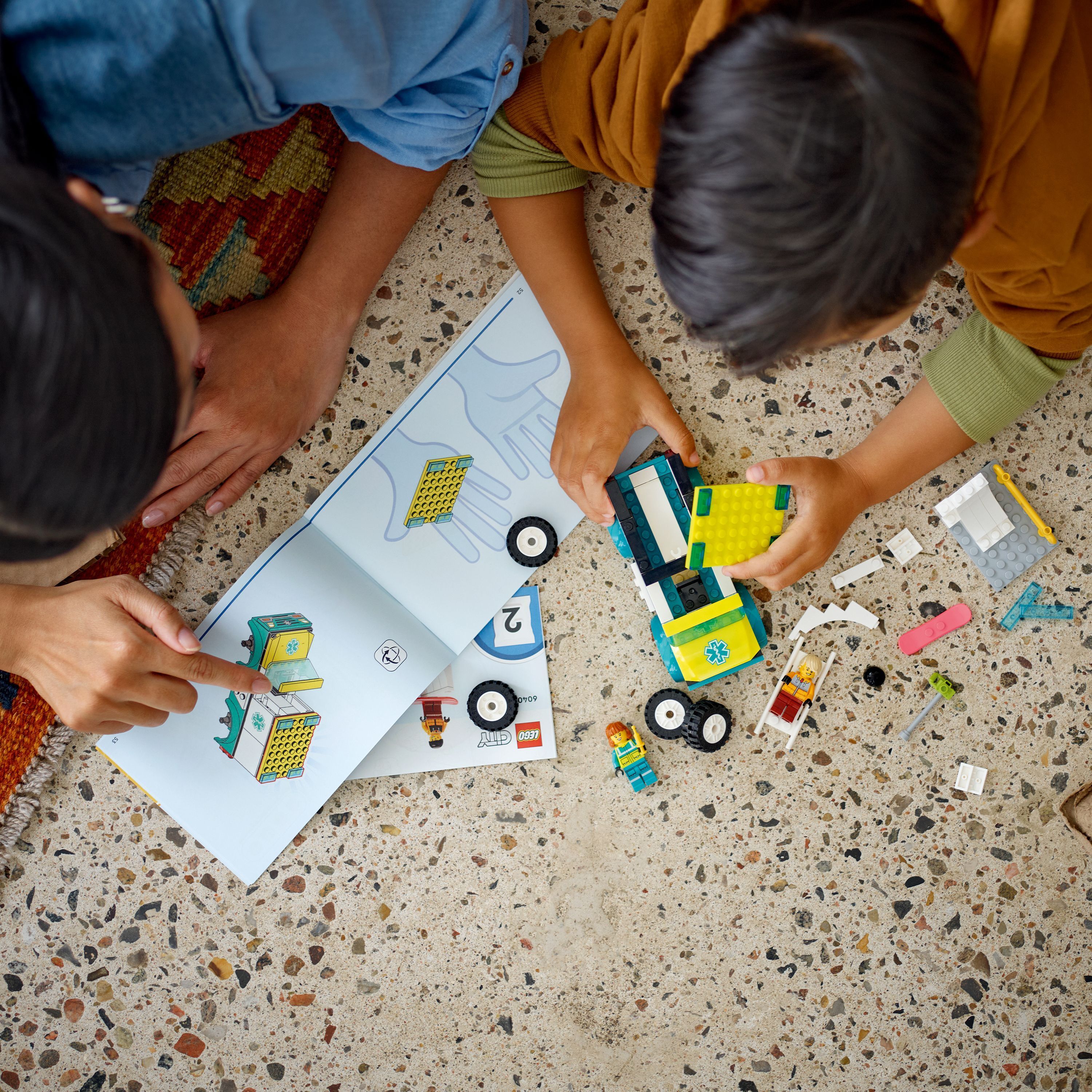 LEGO City Great Vehicles 60403  - Ambulanssi ja lumilautailija