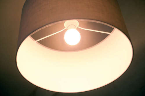 Philips SceneSwitch 806 lm LED-älylamppu sisäänrakennetulla himmennystoiminnolla, E27-kantaan