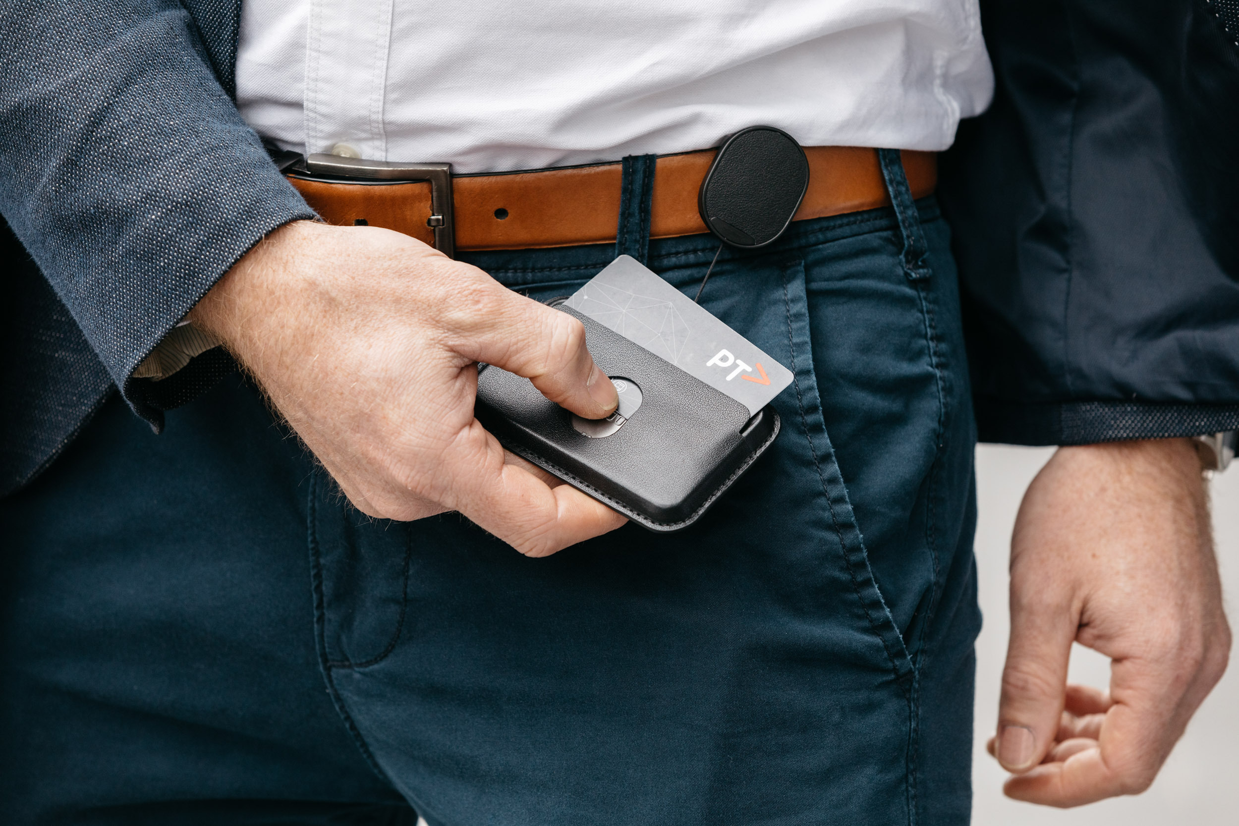 Orbitkey ID Card Holder Pro -henkilökorttikotelo kaulanauhalla, musta