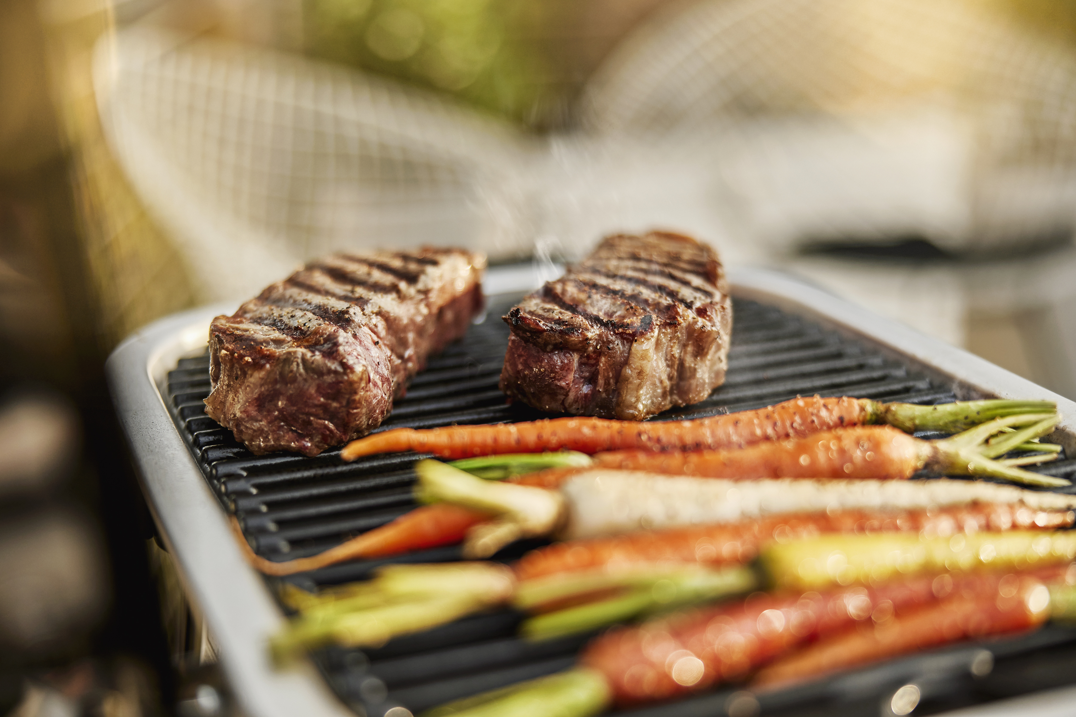Weber Lumin Compact -sähkögrilli jalustalla