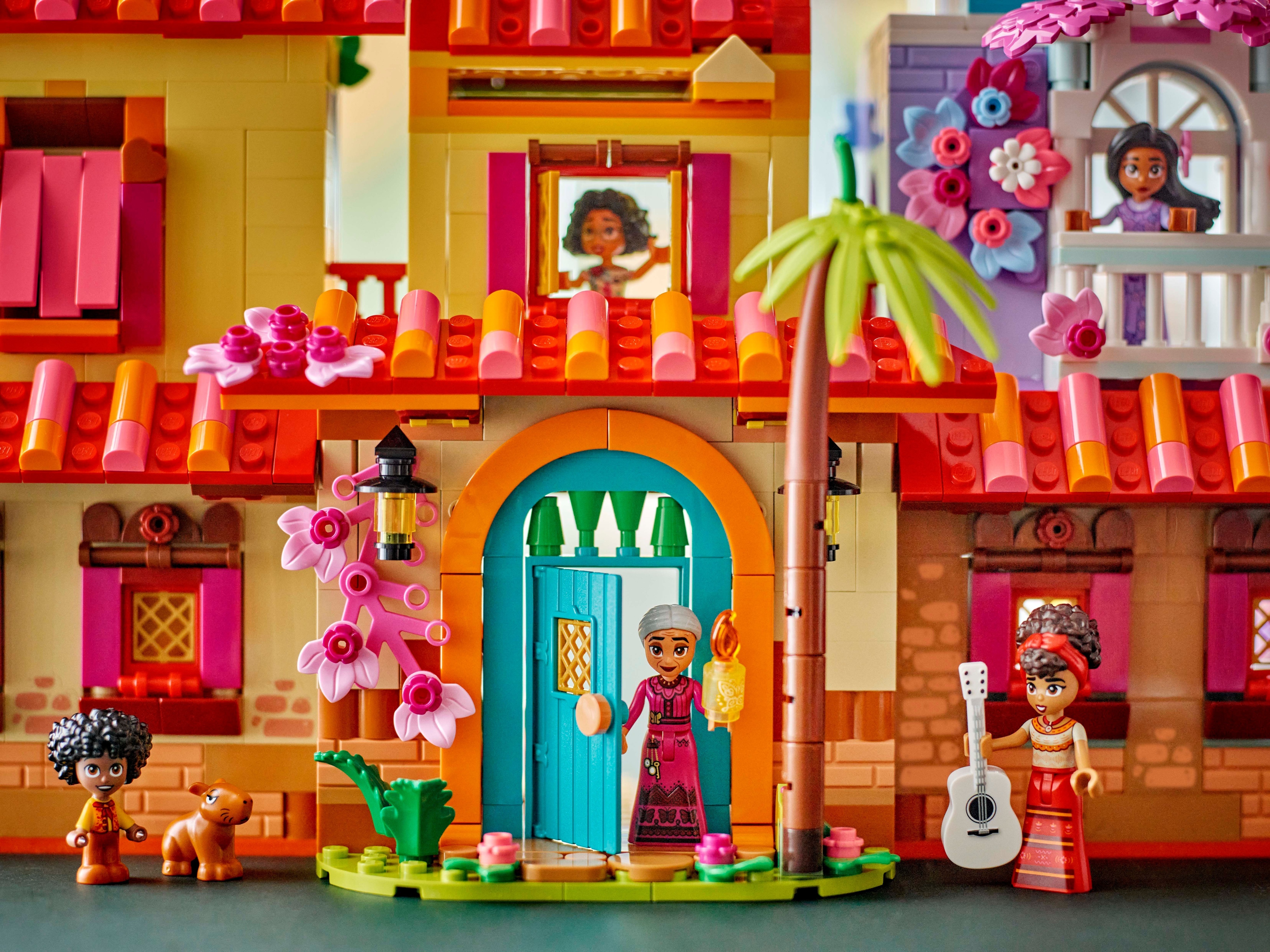 LEGO Disney Princess 43245  - Taianomainen Madrigalien talo