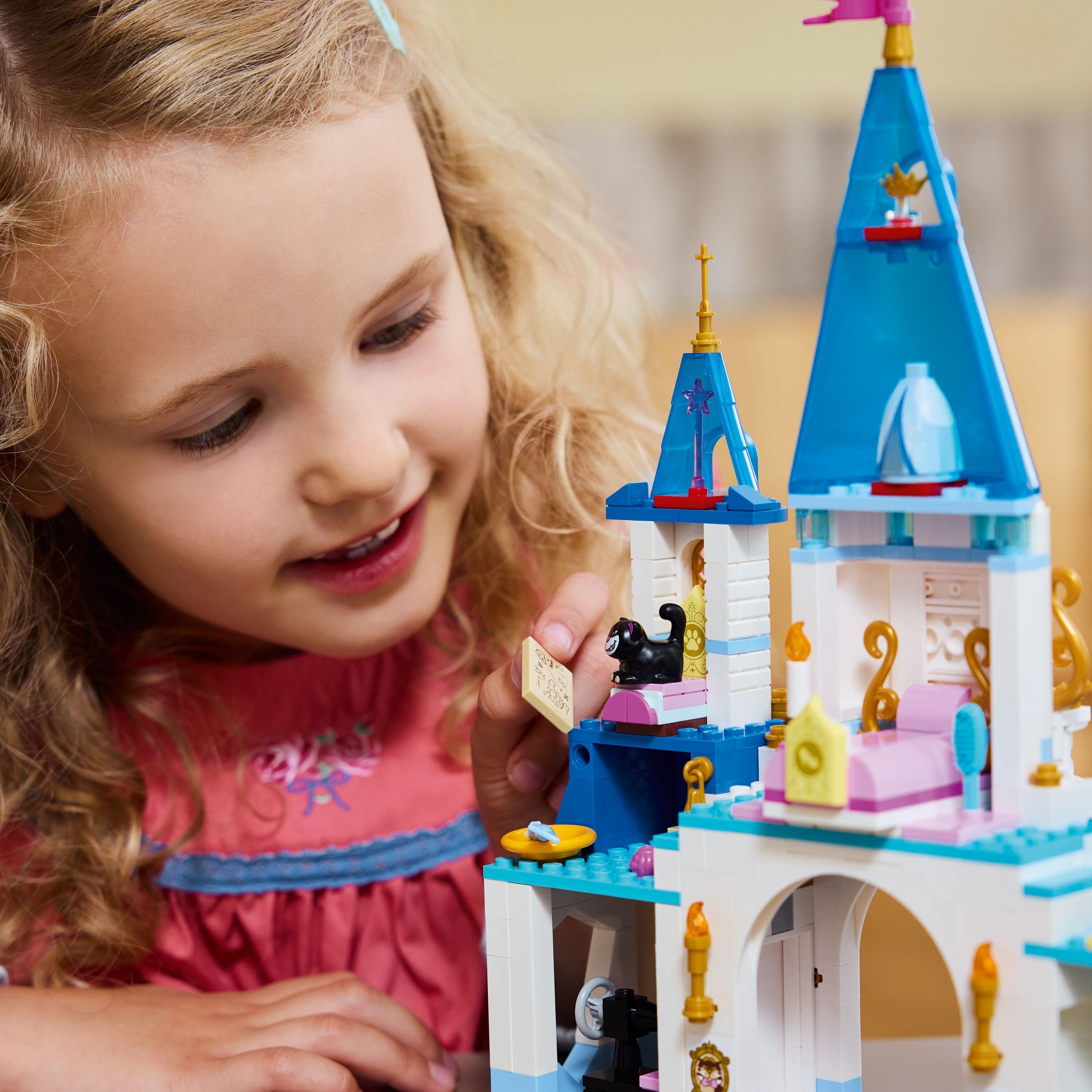 LEGO Disney Princess 43275 – Tuhkimon linna ja hevosvaunut