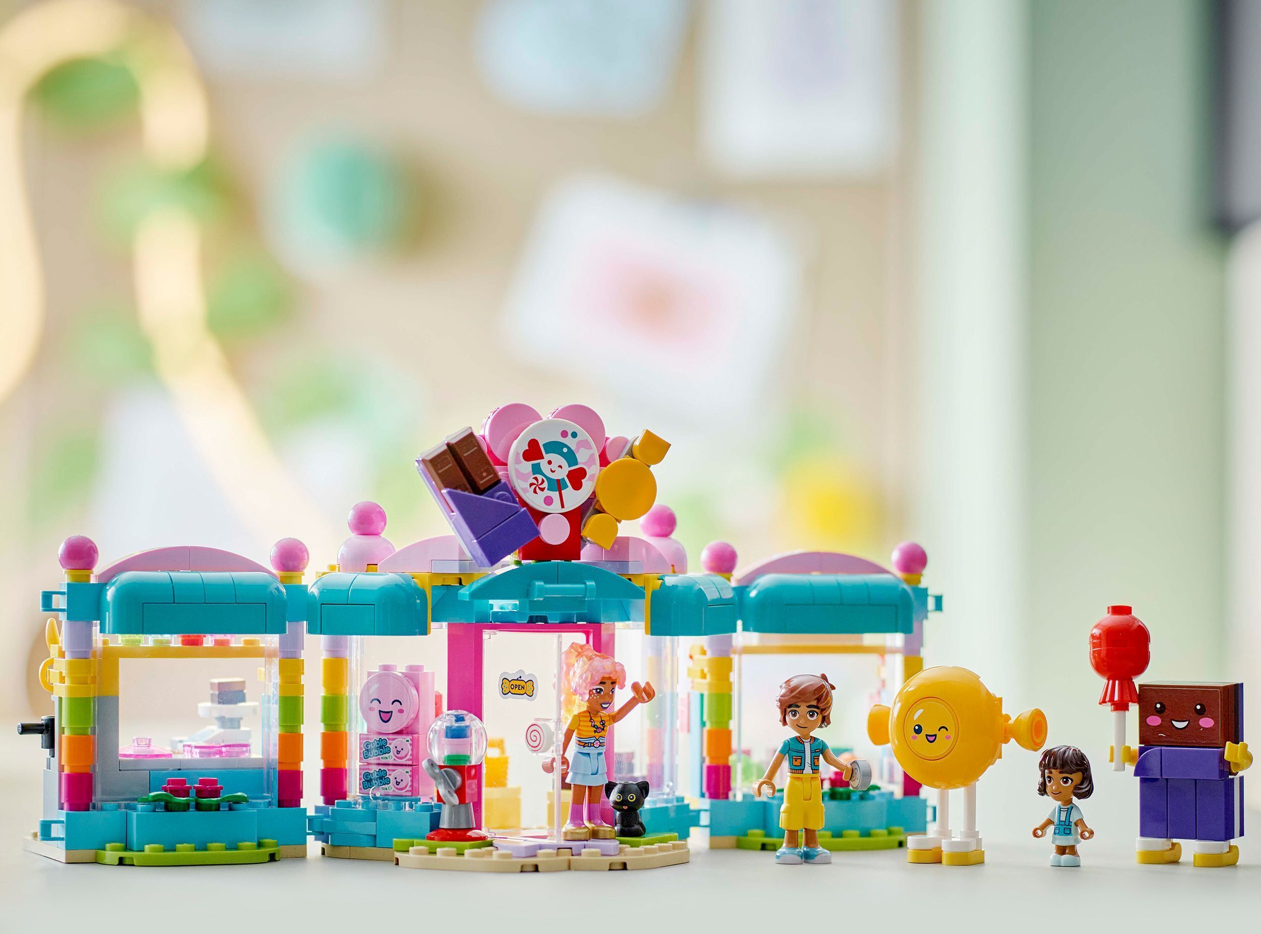 LEGO Friends 42649 – Heartlake Cityn karkkikauppa