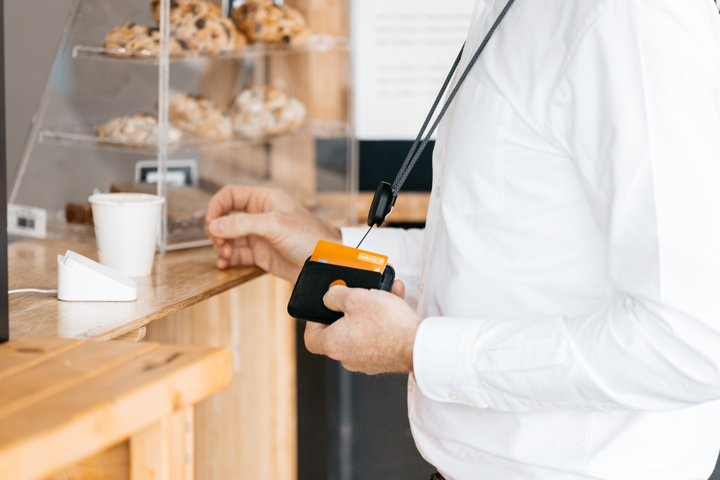 Orbitkey ID Card Holder Pro -henkilökorttikotelo kaulanauhalla, musta