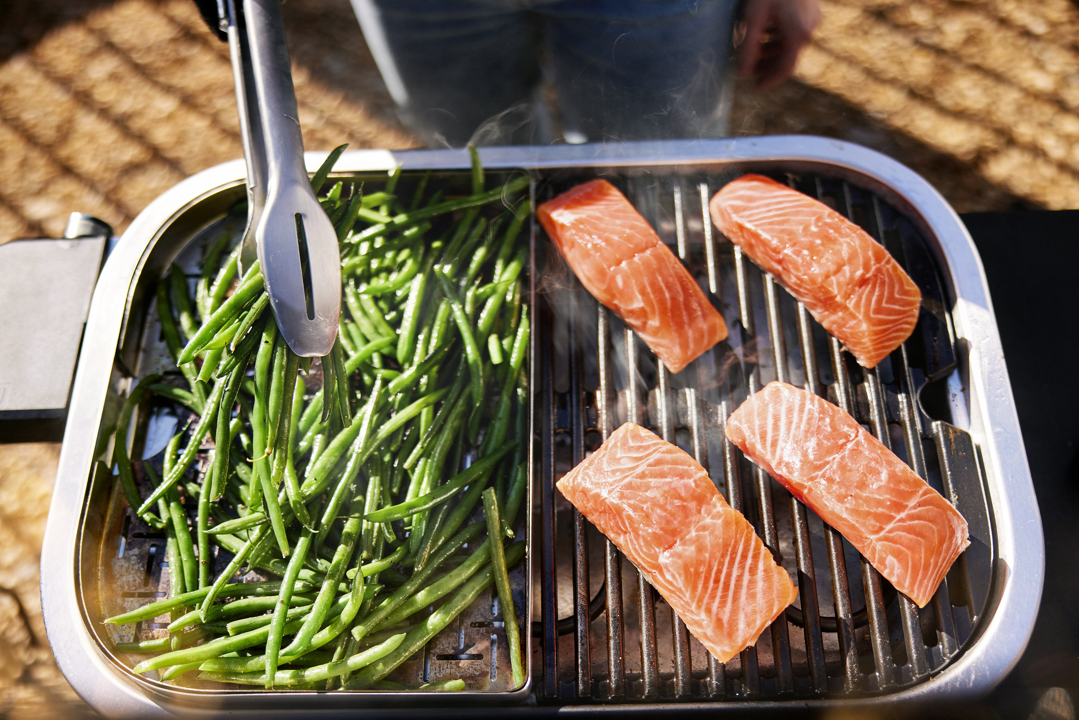 Weber Lumin -sähkögrilli jalustalla