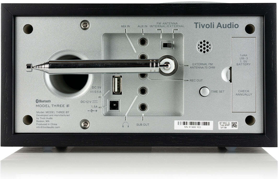 Tivoli Audio Model Three BT kelloradio, musta