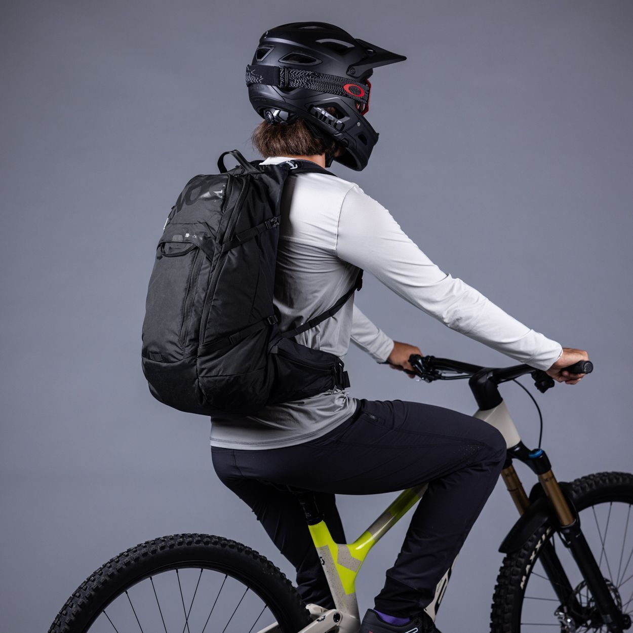 Evoc TRAIL PRO BLACKLINE 16 reppu, S/M