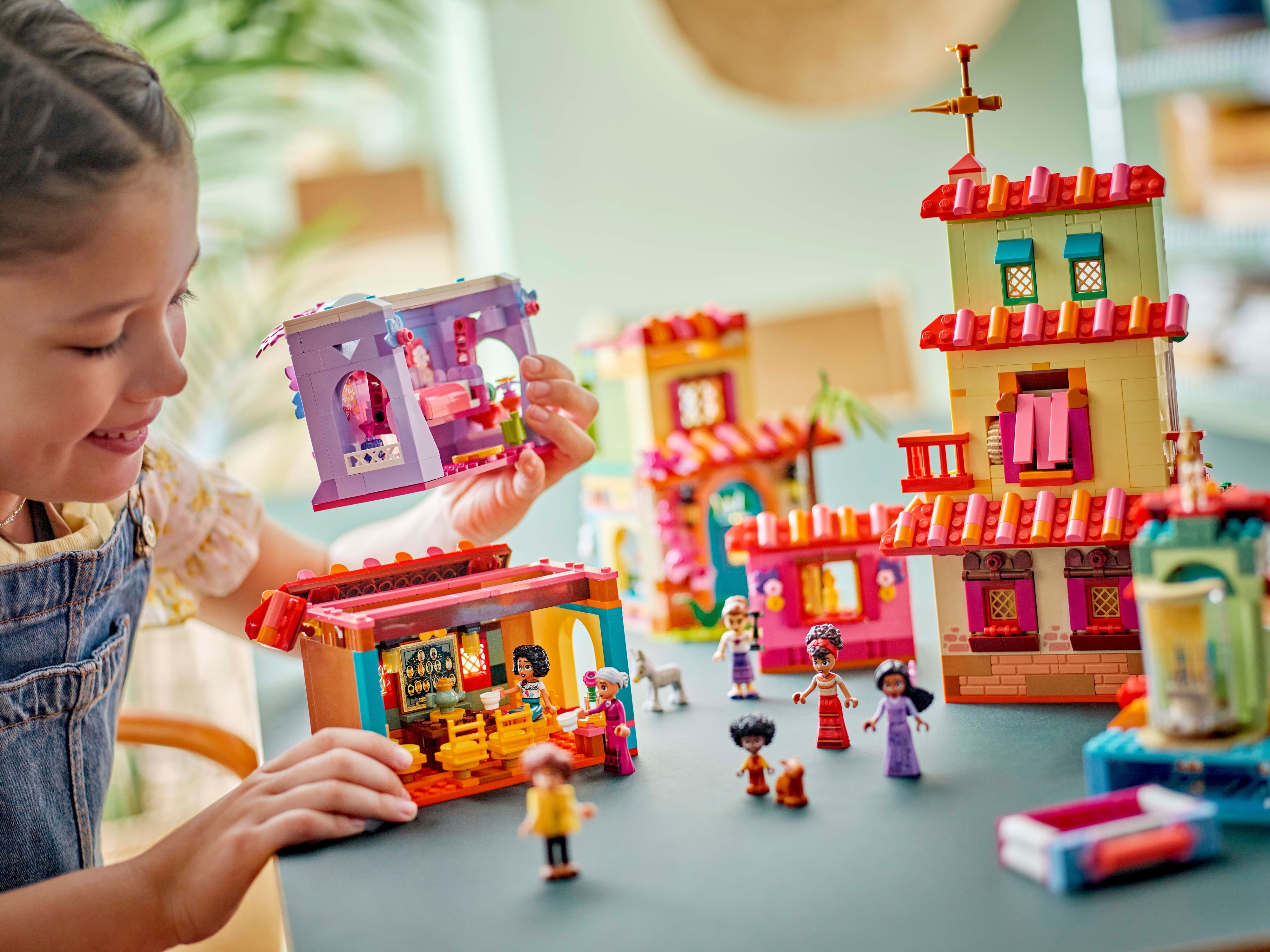 LEGO Disney Princess 43245  - Taianomainen Madrigalien talo