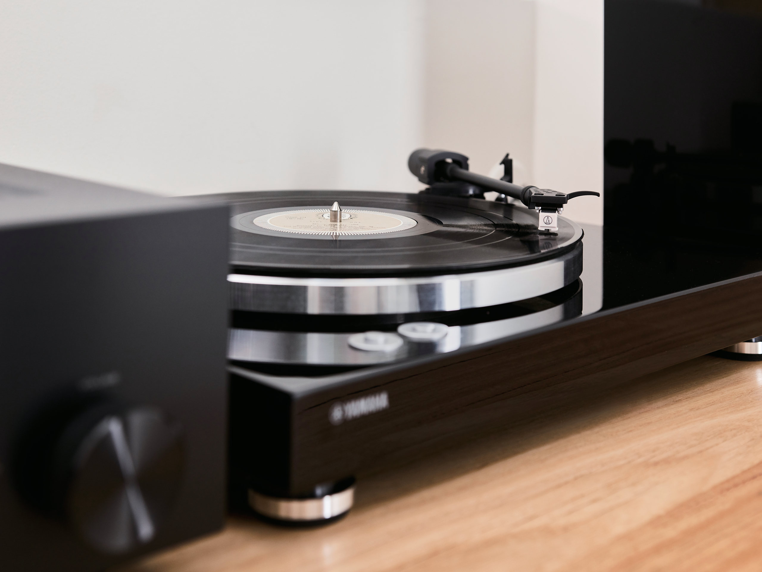 Yamaha MusicCast VINYL 500 -langaton verkkolevysoitin, musta