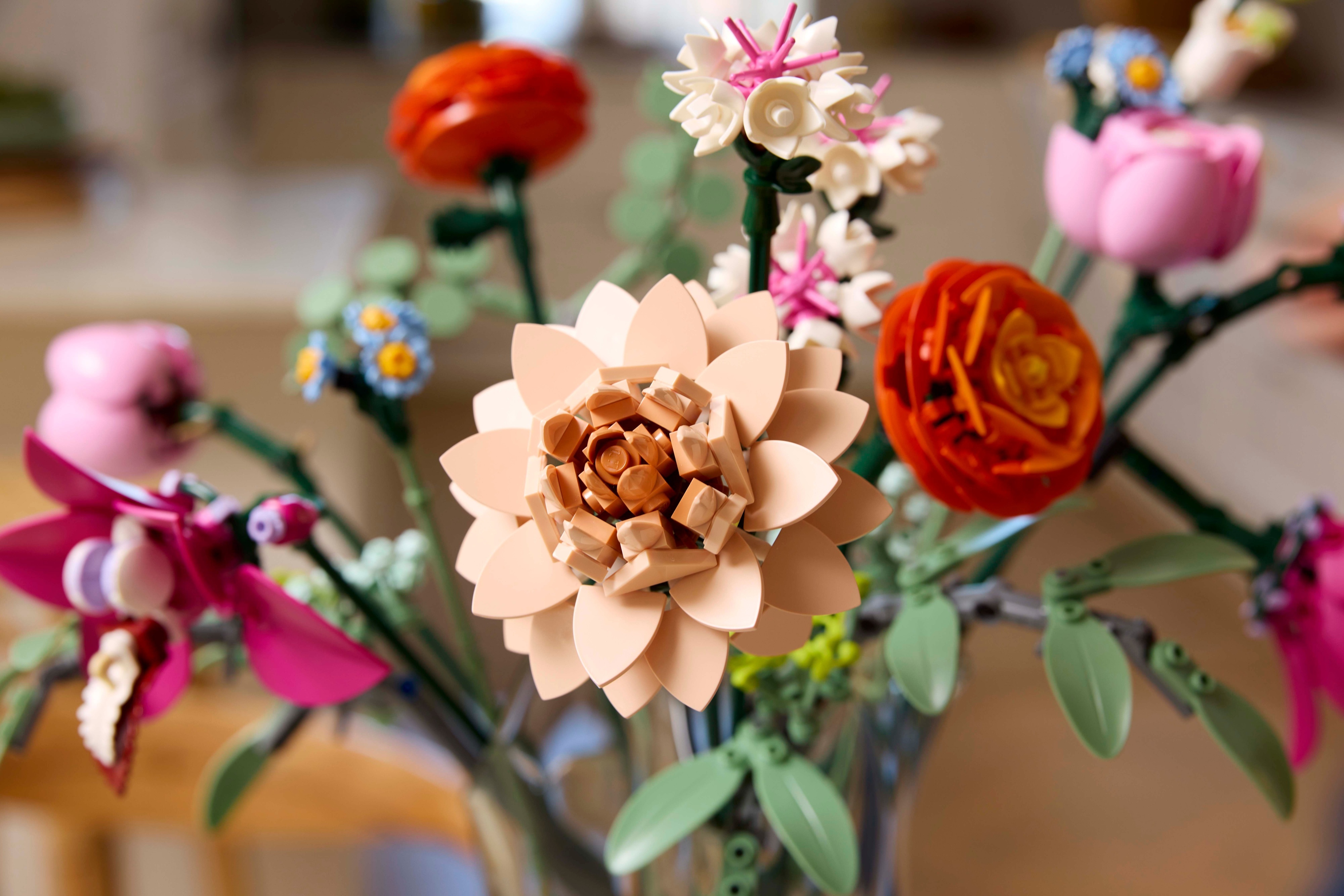 LEGO Botanicals 10342 – Kaunis vaaleanpunainen kukkakimppu