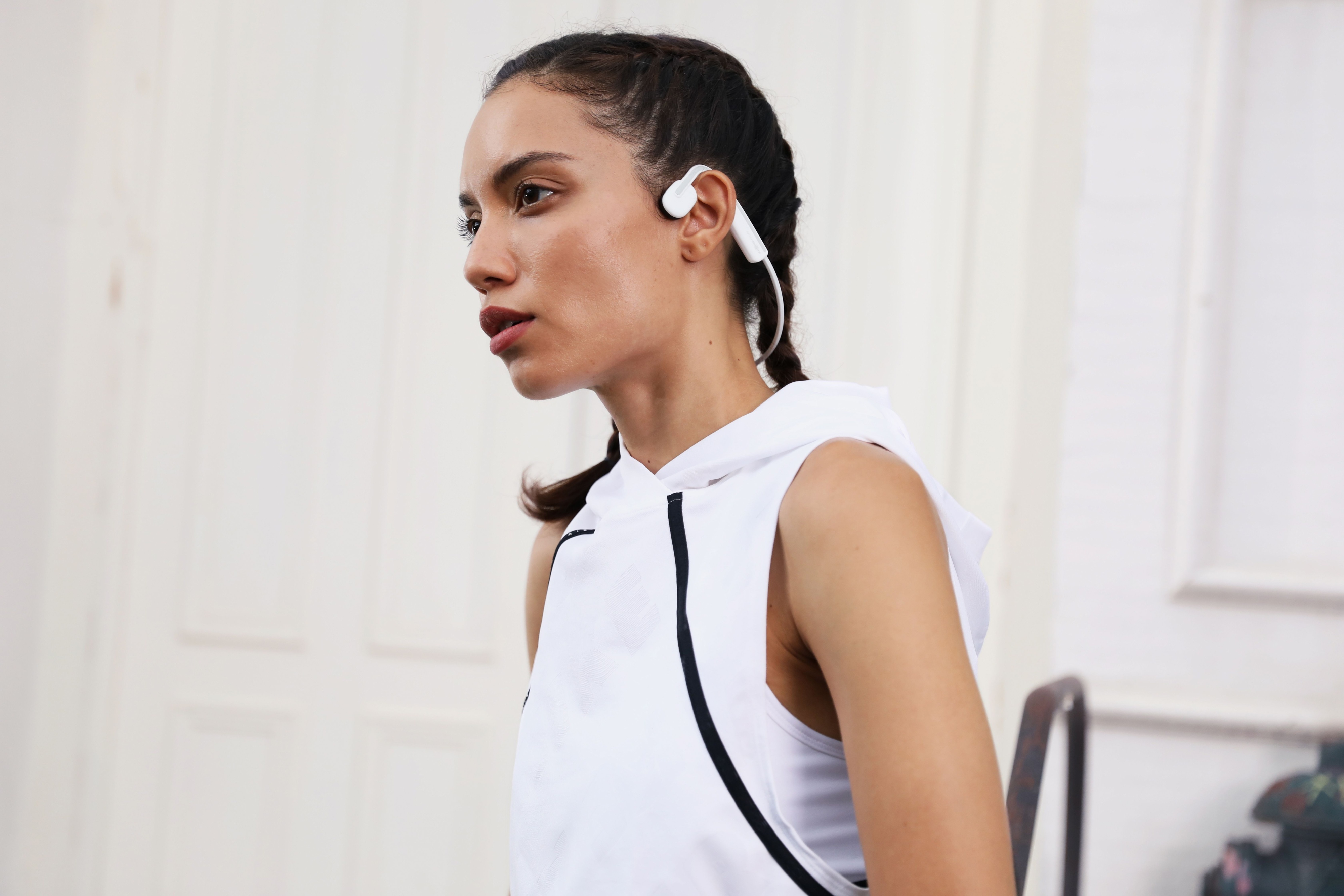 Shokz OpenMove -luujohdekuulokkeet, Alpine White