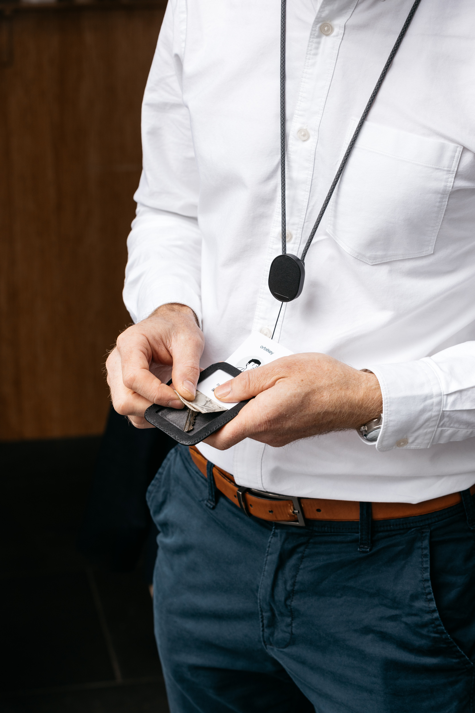 Orbitkey ID Card Holder Pro -henkilökorttikotelo kaulanauhalla, musta