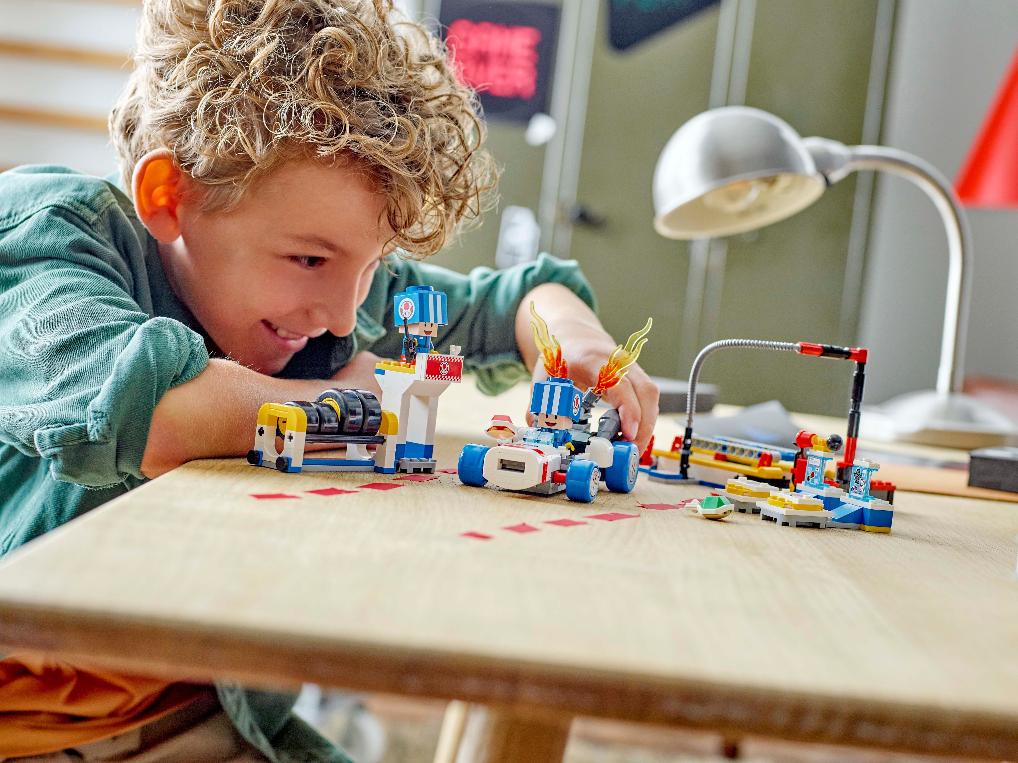 LEGO Super Mario 72035 – Mario Kart Toadin talli