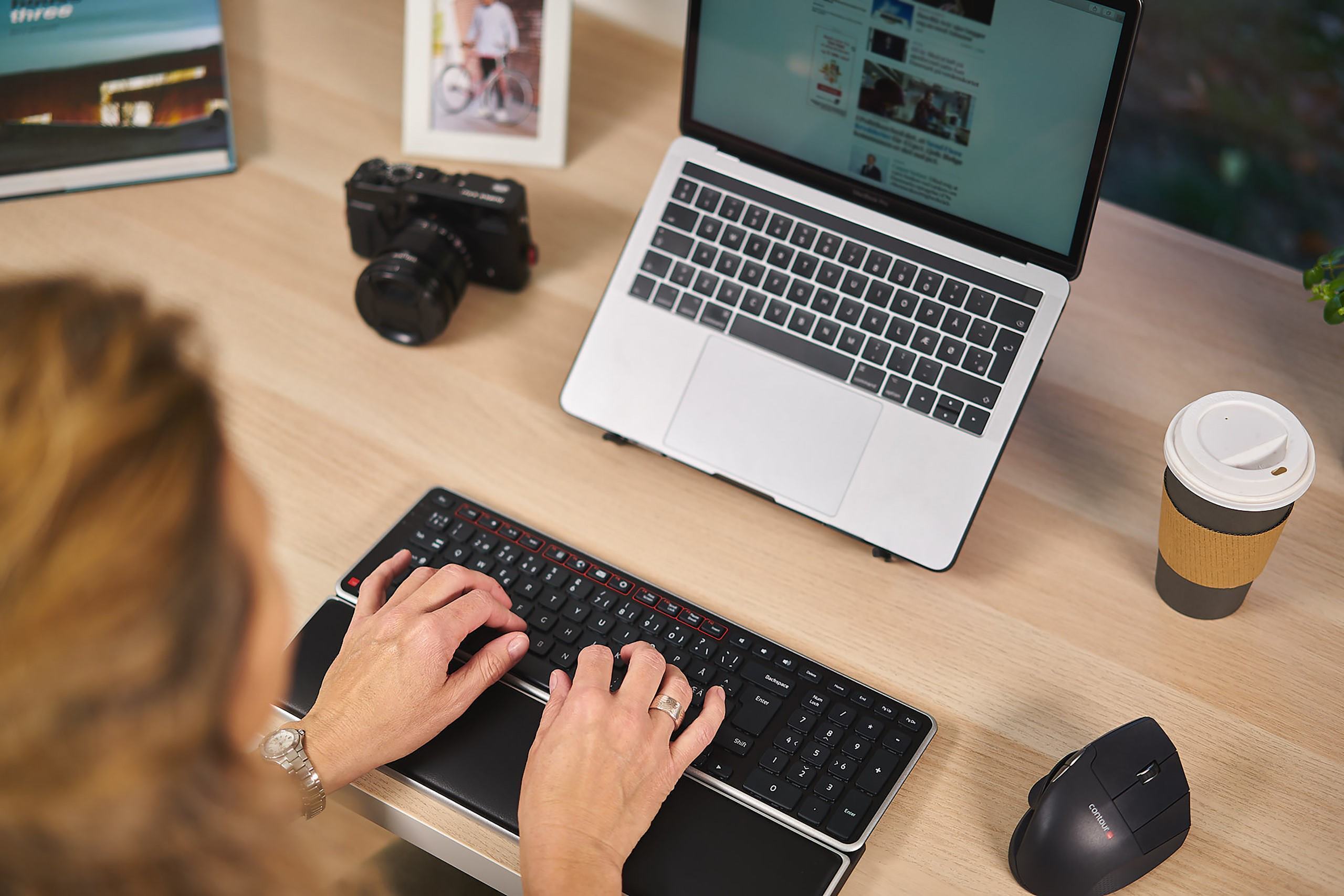 Contour Balance Keyboard -langaton näppäimistö ja rannetuki