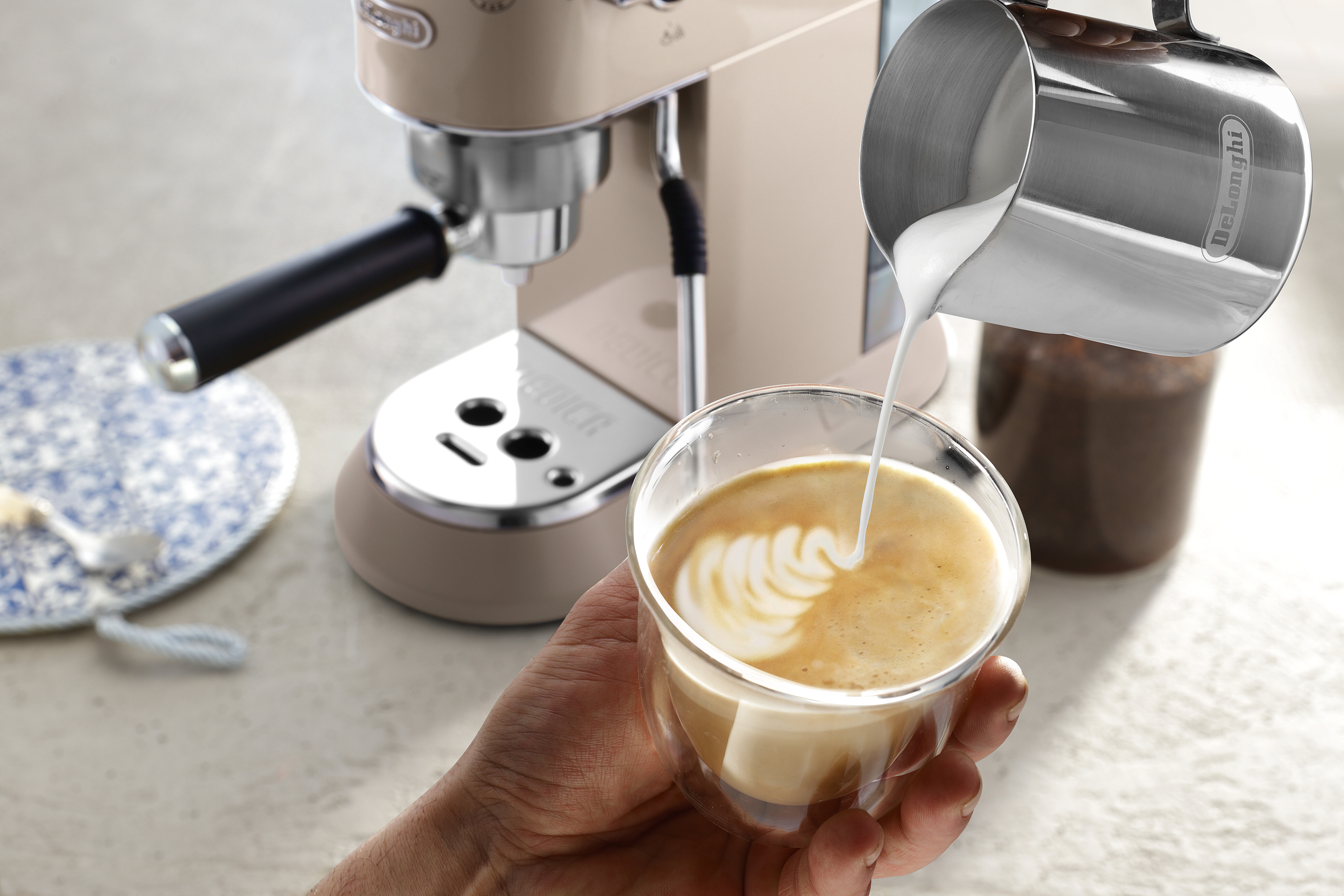De'Longhi EC885.BG Dedica Arte -espressokeitin, beigen kulta