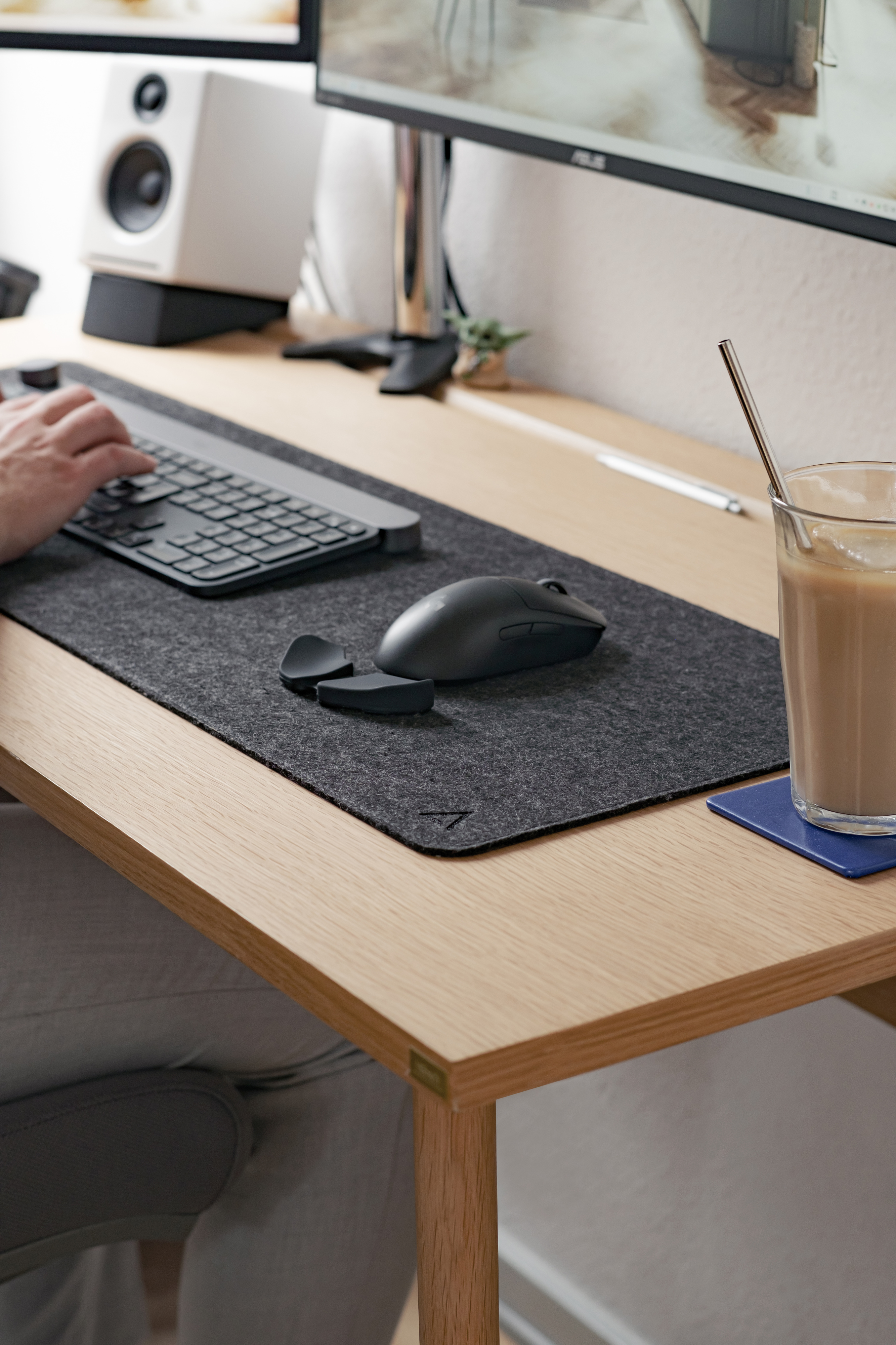 Deltahub Minimalistic Desk Pad -hiirimatto, 30 x 90 cm, tummanharmaa