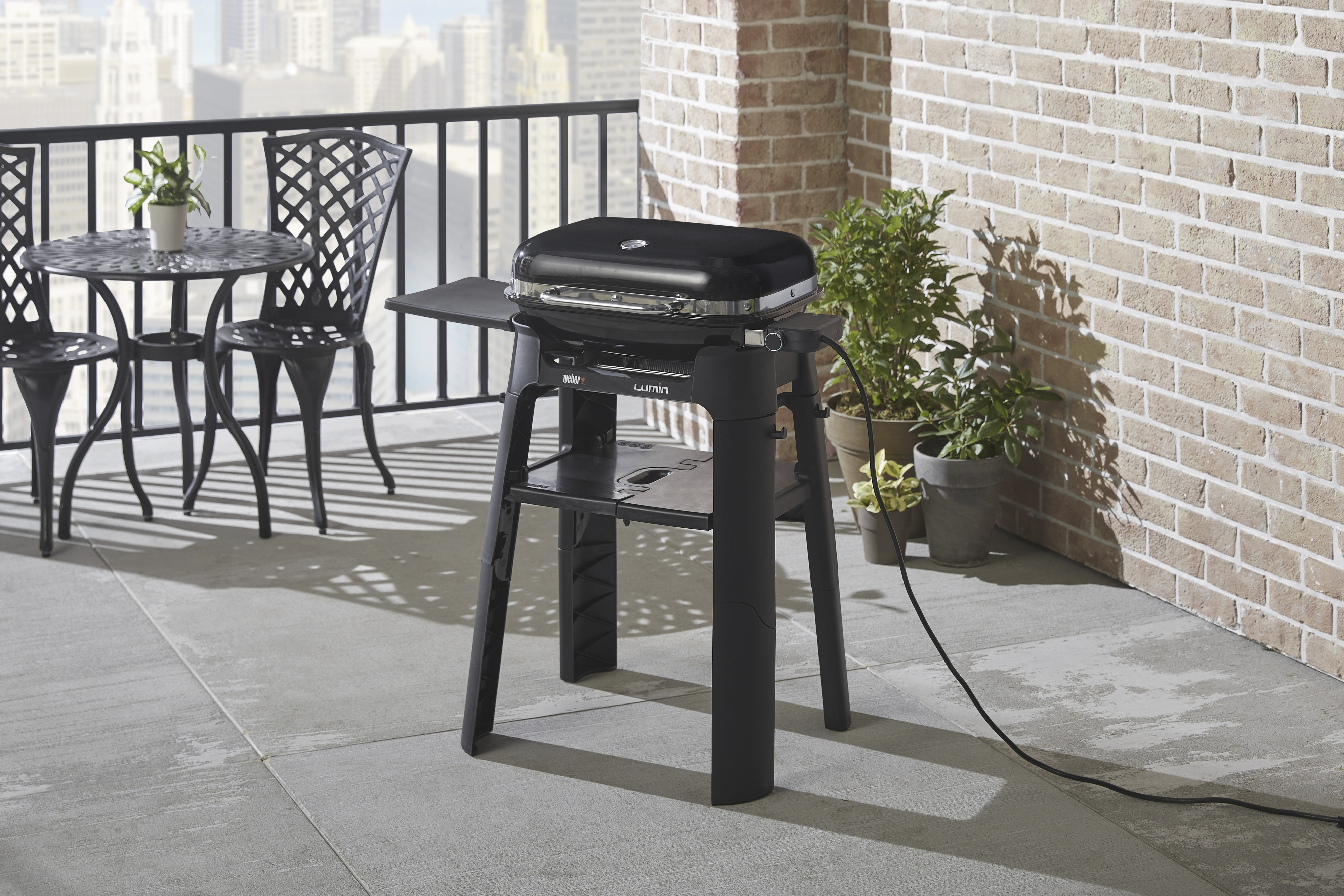 Weber Lumin Compact -sähkögrilli jalustalla
