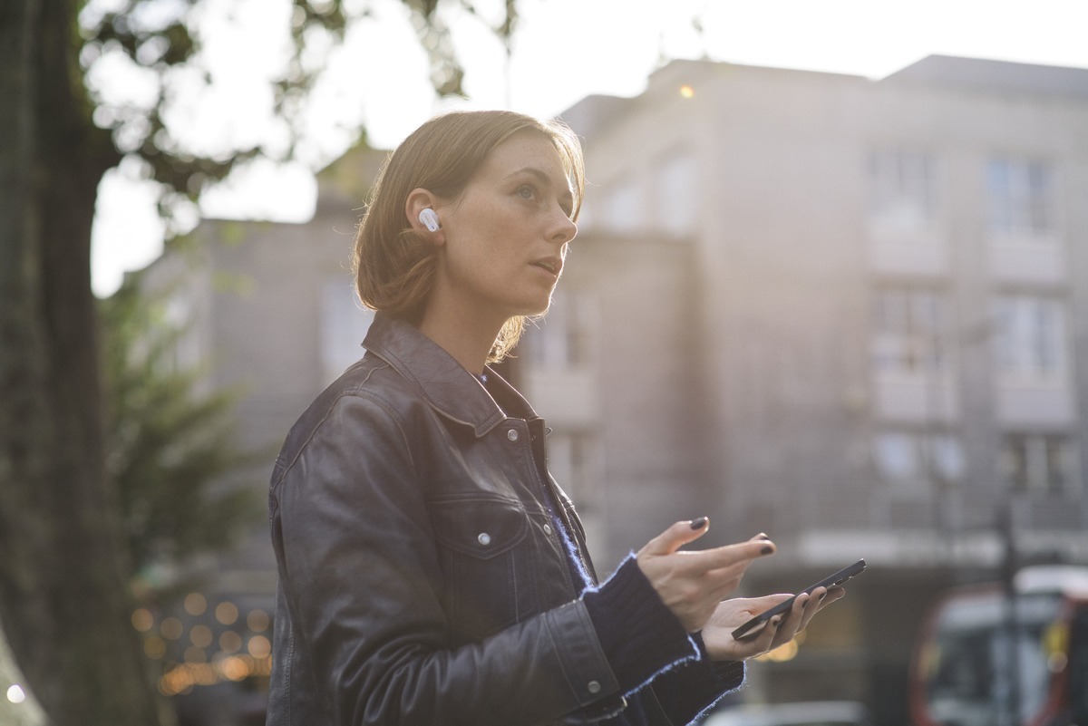 AKG N5 Hybrid nappikuulokkeet aktiivisella melunvaimennuksella, valkoinen