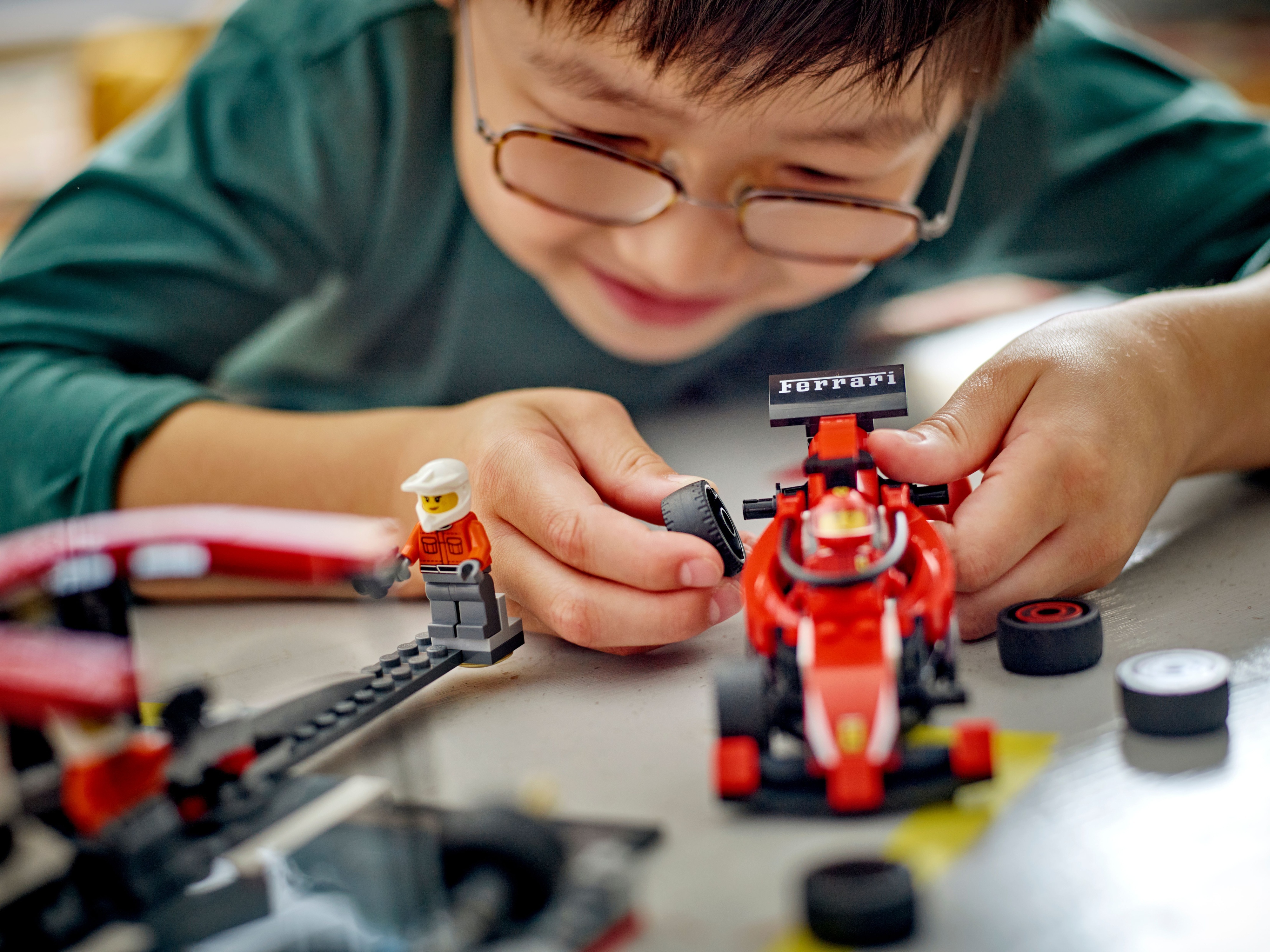 LEGO City 60443 – F1-varikkopysähdys ja varikkomiehistö sekä Ferrari-auto