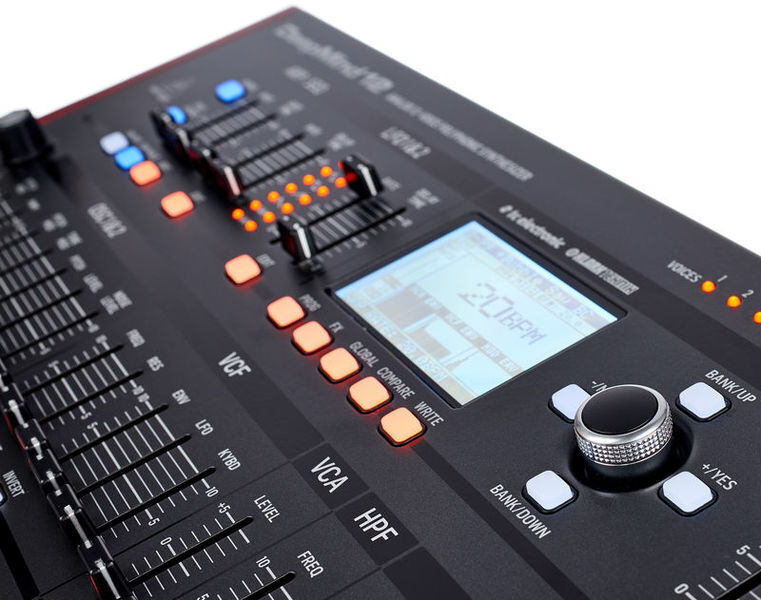 Behringer Deepmind 12D -analoginen syntetisaattori