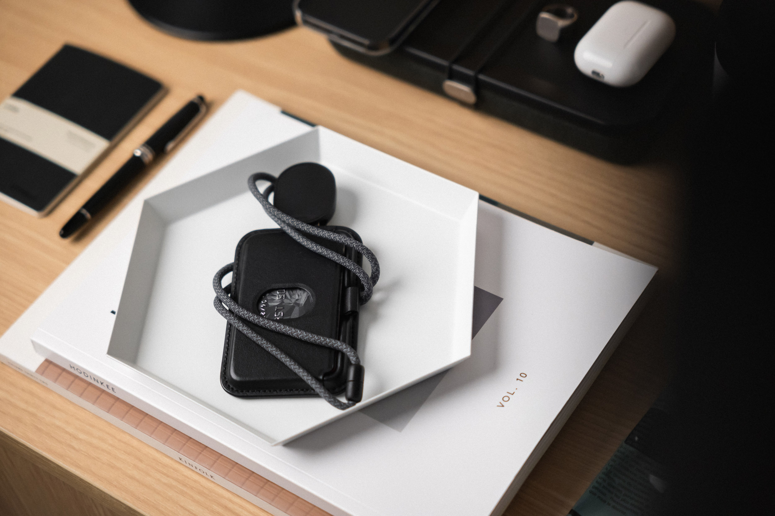 Orbitkey ID Card Holder Pro -henkilökorttikotelo kaulanauhalla, musta