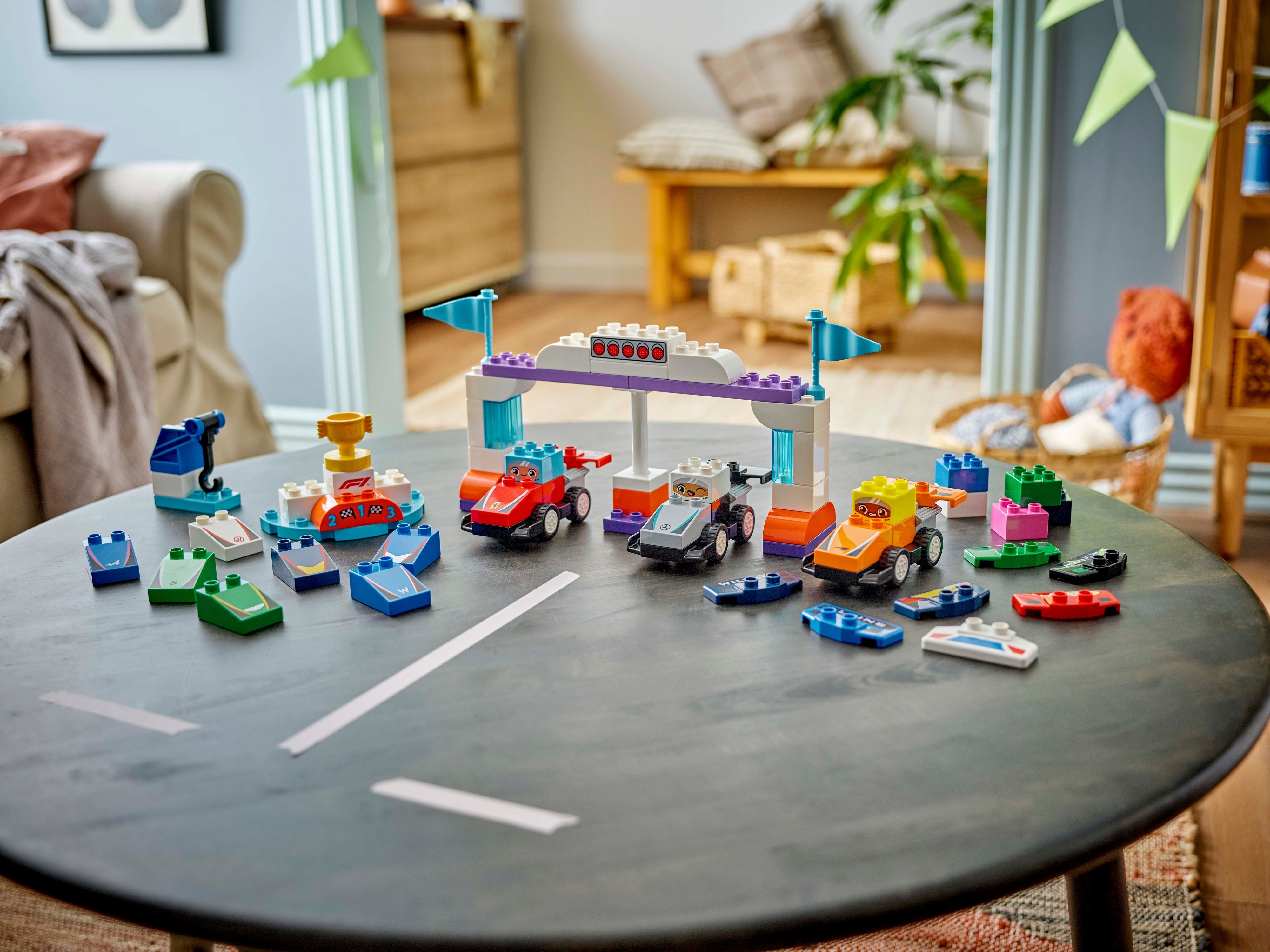 LEGO DUPLO Town 10445 – F1-tiimin kilpa-autot ja kuljettajat