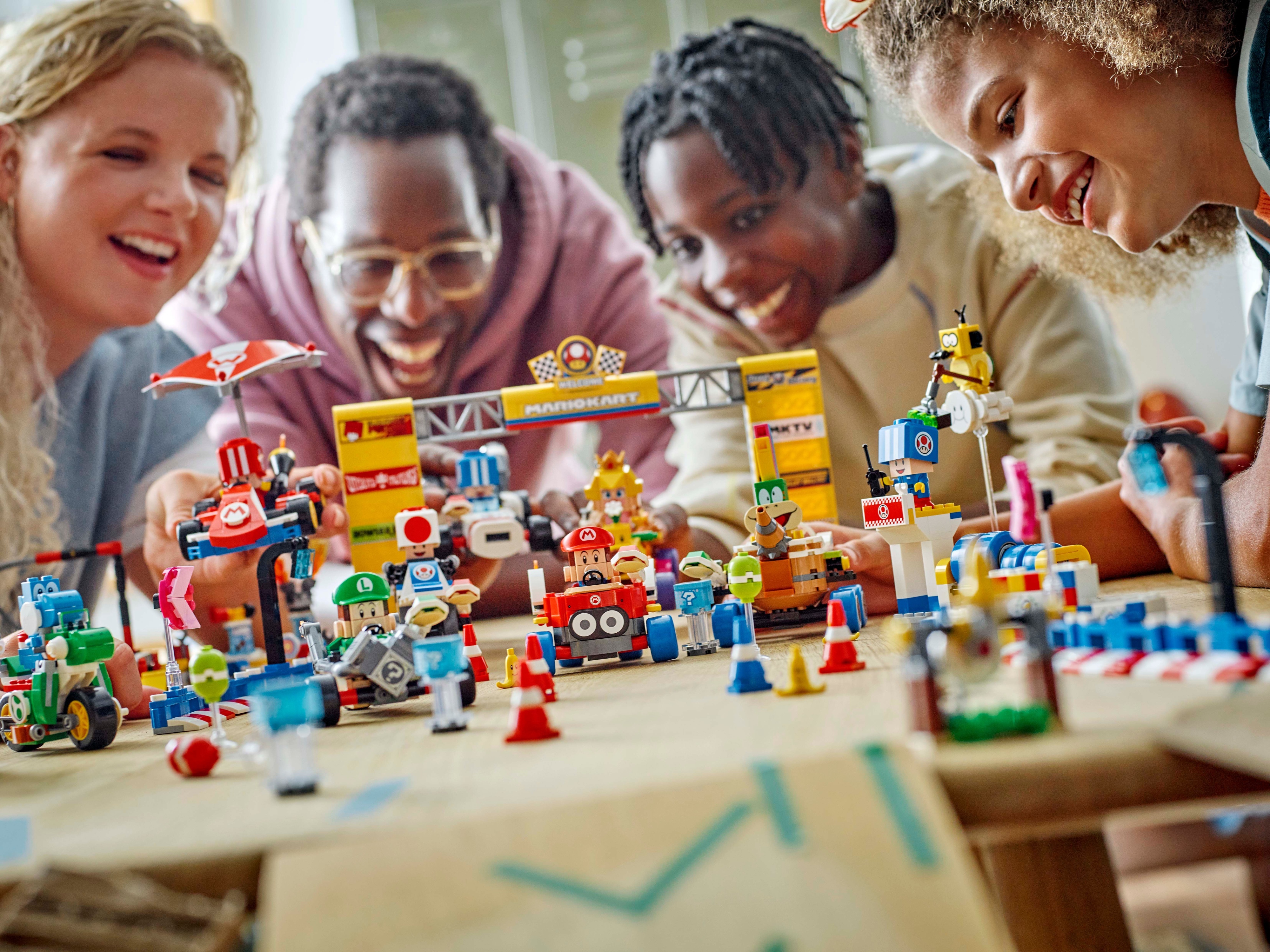 LEGO Super Mario 72035 – Mario Kart Toadin talli