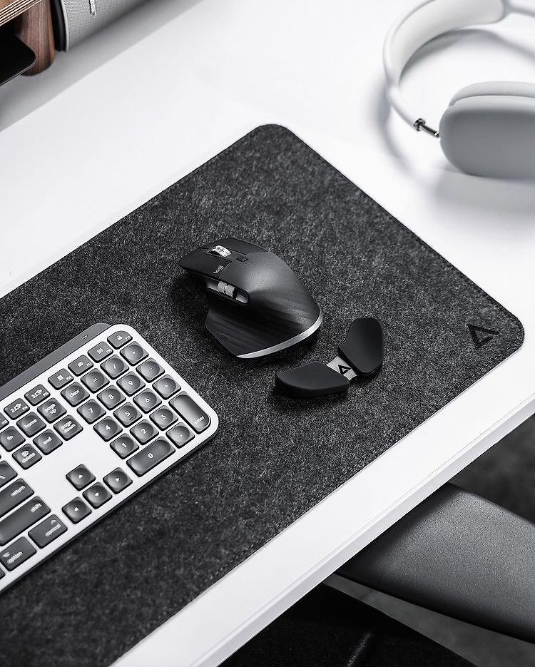 Deltahub Minimalistic Desk Pad hiirimatto, 30 x 90 cm, tummanharmaa