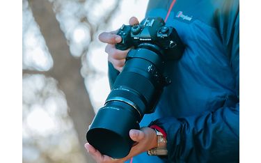 om system m.zuiko digital ed 100-400m f5.0-6.3 is ii lumessa vastavalosuojalla