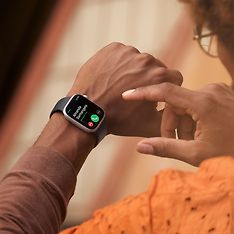 Apple Watch Series 8 (GPS + Cellular) 41 mm keskiyönsininen alumiinikuori ja keskiyönsininen urheiluranneke (MNHV3), kuva 4