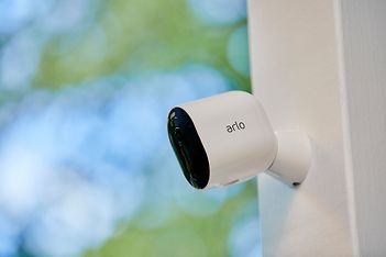 Arlo Pro 4 Spotlight -valvontakamera, 2K QHD, valkoinen, kuva 4