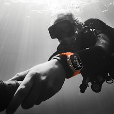 Apple Watch Ultra 2 (GPS + Cellular) 49 mm titaanikuori ja valkoinen Ocean-ranneke (MREJ3), kuva 6