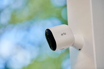 Arlo Pro 4 Spotlight -valvontakamera, 2K QHD, 3 kpl, valkoinen, kuva 4