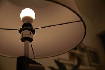 Philips SceneSwitch 14 W lämmin valkoinen LED-älylamppu sisäänrakennetulla himmennystoiminnolla, E27-kantaan, kuva 3