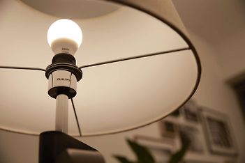 Philips SceneSwitch 14 W lämmin valkoinen LED-älylamppu sisäänrakennetulla himmennystoiminnolla, E27-kantaan, kuva 4