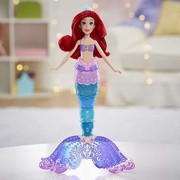 Tuotteen Disney Princess Rainbow Reveal Ariel -nukke, sateenkaaripyrstöllä  kysymykset ja vastaukset – 